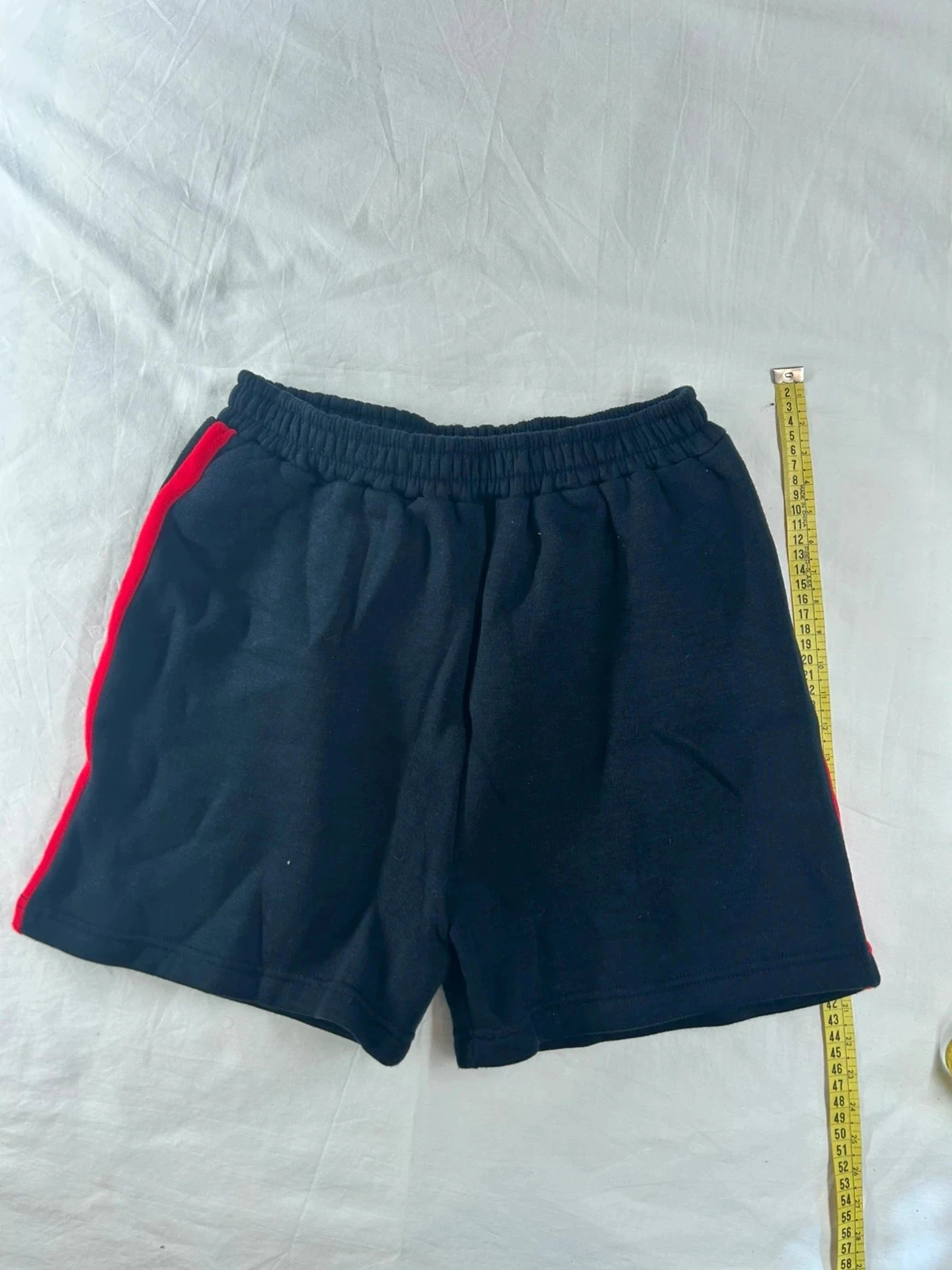 Short noir à bandes rouge vintage